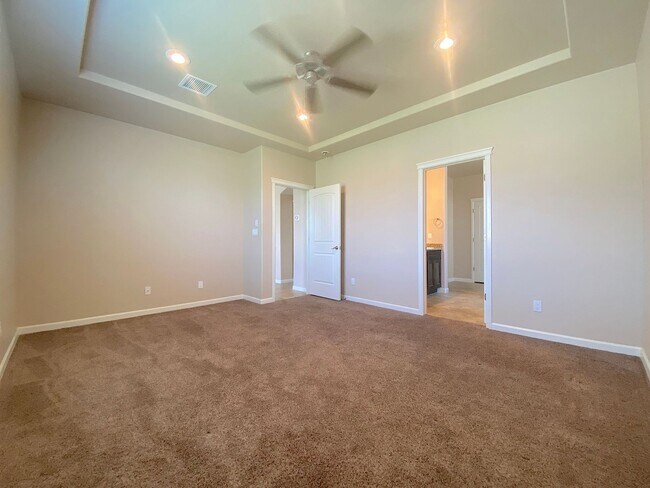 Building Photo - Gorgeous 4bed/3.5bath with 2 Master Bedrooms!
