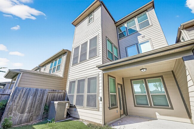 Building Photo - 10949 Cannes Memorial Dr