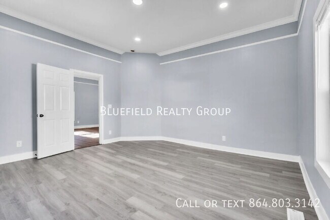 Building Photo - 307 B St