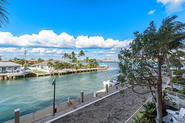 Building Photo - 2650 Lake Shore Dr