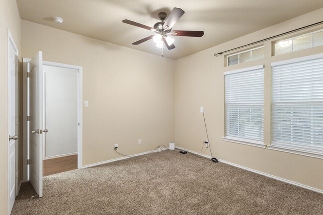 Building Photo - 207 Black Walnut Ct