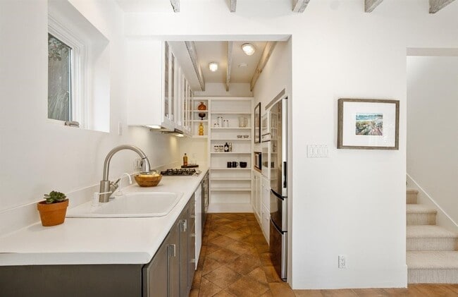 Building Photo - 2548 Pine St