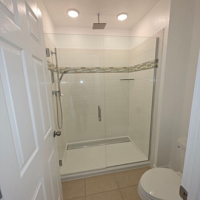 Building Photo - 4 Bedrooms, 2.5 Bathrooms Singe family home