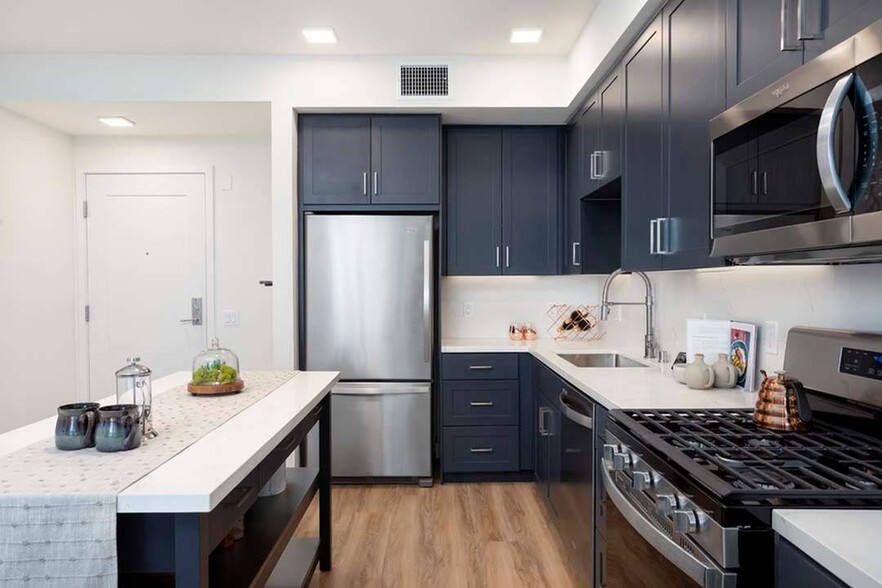 Brand new studio, 1- and 2-bedroom apartment homes with gas ranges, quartz countertops, and thoughtful layouts - Modera San Diego