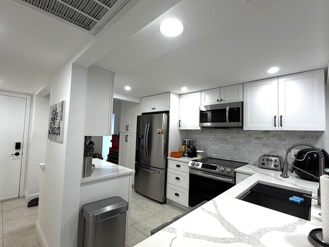 Building Photo - 20 Royal Palm Way