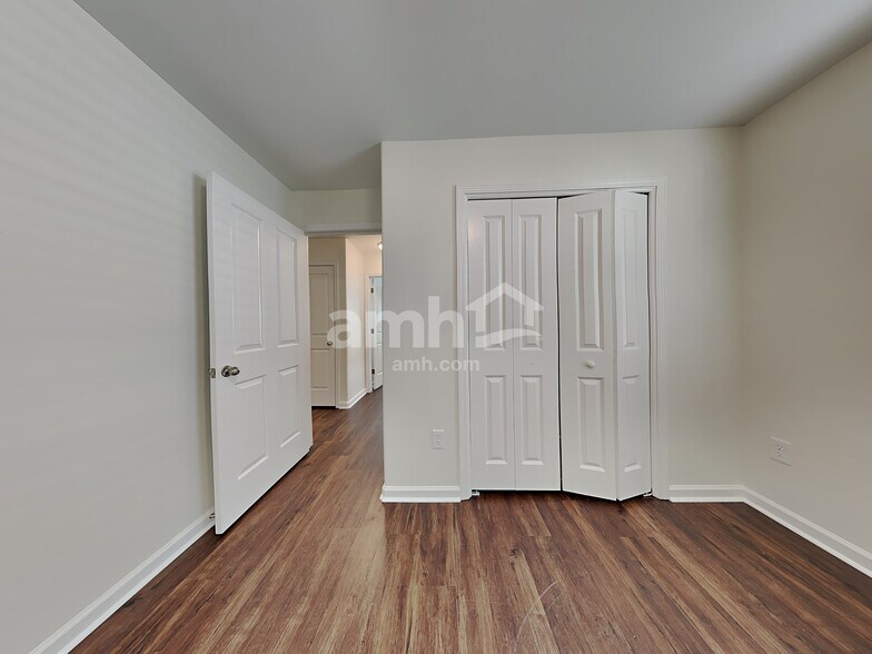 Building Photo - 70 Summer Hill Way