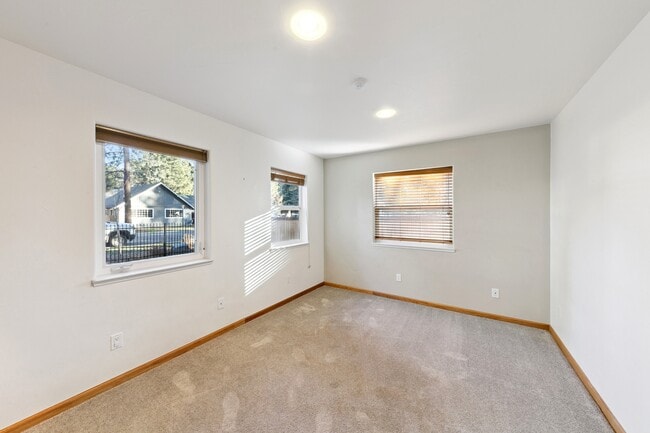 Building Photo - 926 Tanglewood Dr