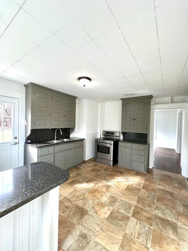 Building Photo - Spacious 3BR Home with Large Yard, Private Driveway & Storage