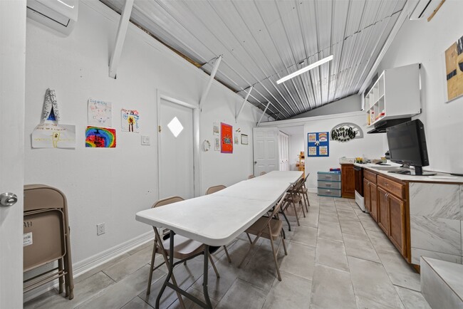 Building Photo - 2213 Ellis Dr