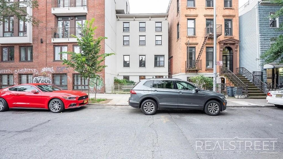 Building Photo - Modern 2 bedroom - Awesome design and architecture.