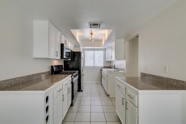 Building Photo - 2 Bedroom Townhome with 2 car attached garage in Henderson
