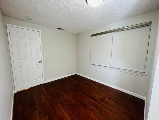 Building Photo - 2 bedroom/2 bath townhome in the heart of ...
