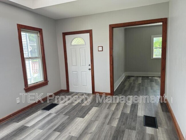 Building Photo - 126 Parsells Ave