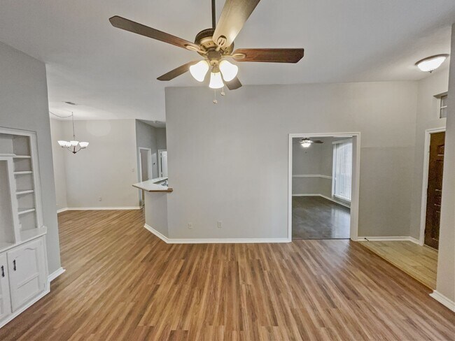 Building Photo - Charming 3 Bed, 2 Bath Home in Prime Fort ...