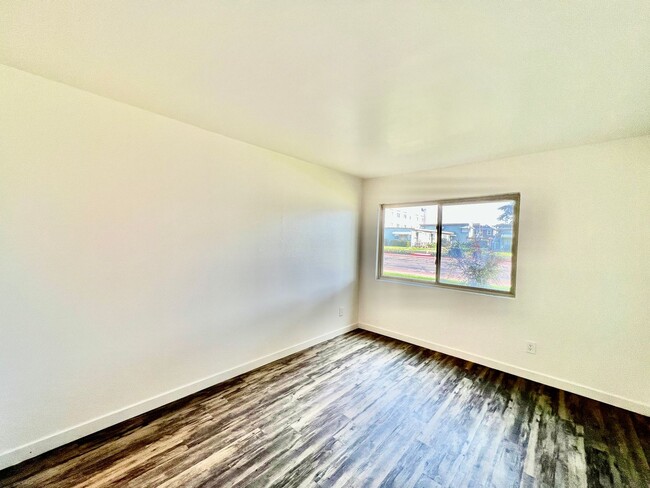 Building Photo - Stunning 2B/2BA condo w/ Washer/Dryer in C...