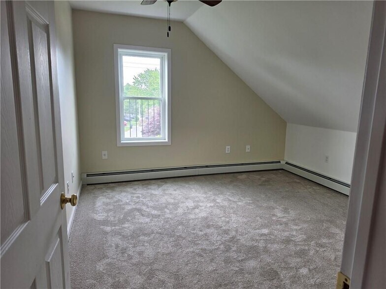 Building Photo - 40 E Barrows St
