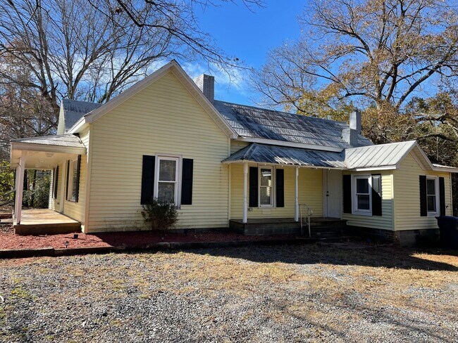Building Photo - Newly Renovated 2-3 Bed, 1 bath home located in Randleman!!