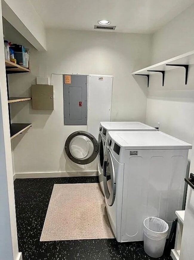 Building Photo - Medina Home