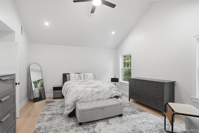 Building Photo - 33 Howland Ave