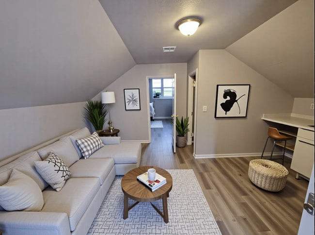 Primary Photo - Second Floor Apartment Close to Woodlawn Park