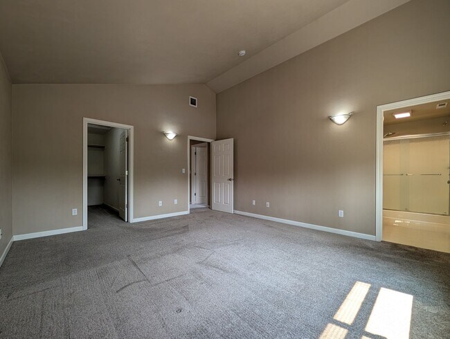 Building Photo - Beautiful 3-Bedroom, 2.5-Bath Home In River Road Area of Eugene!