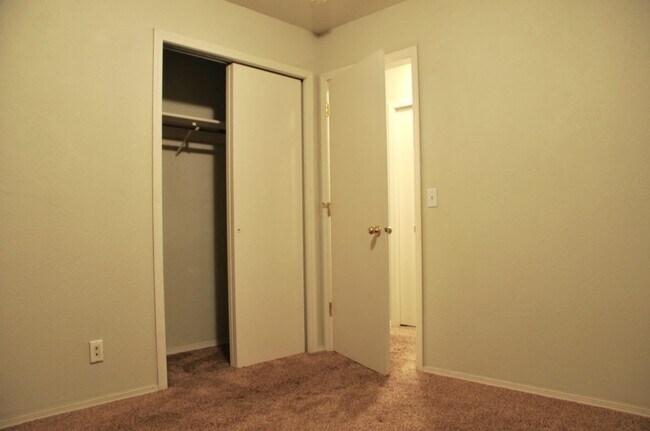 Building Photo - 4 bed 3 bath home with second living room