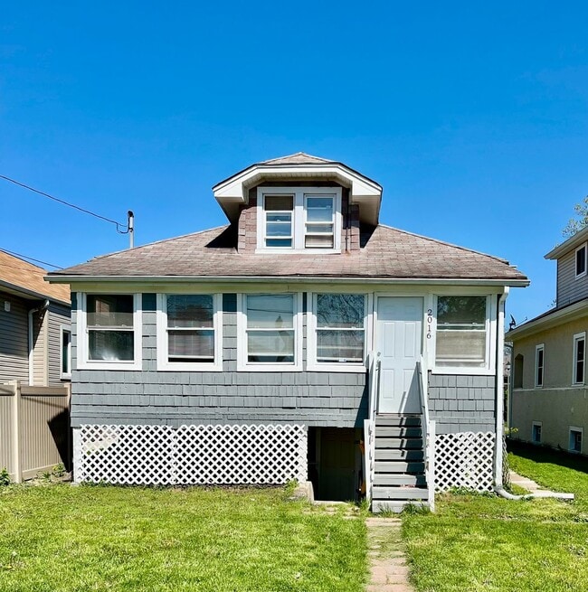 Building Photo - Delightful 4 Bed/1 Bath Single Family Home...