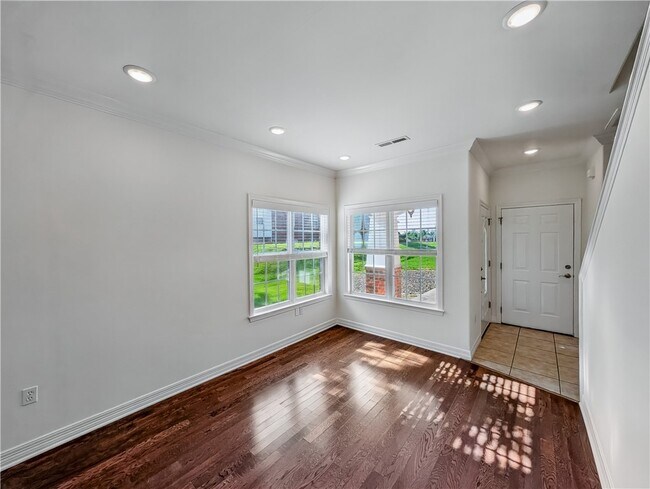 Building Photo - 904 W Dixson St