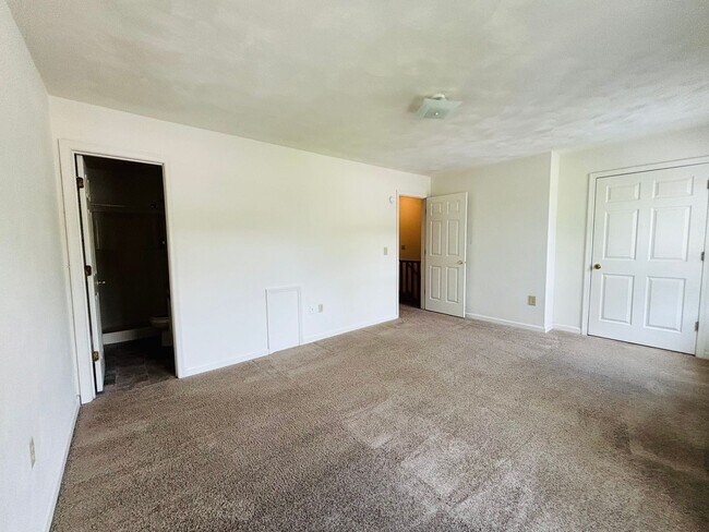 Building Photo - 824 Patrick Henry Dr