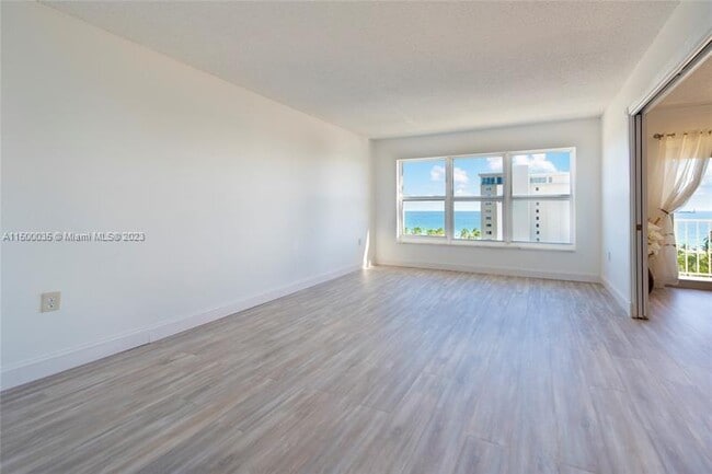 Building Photo - 3000 E Sunrise Blvd