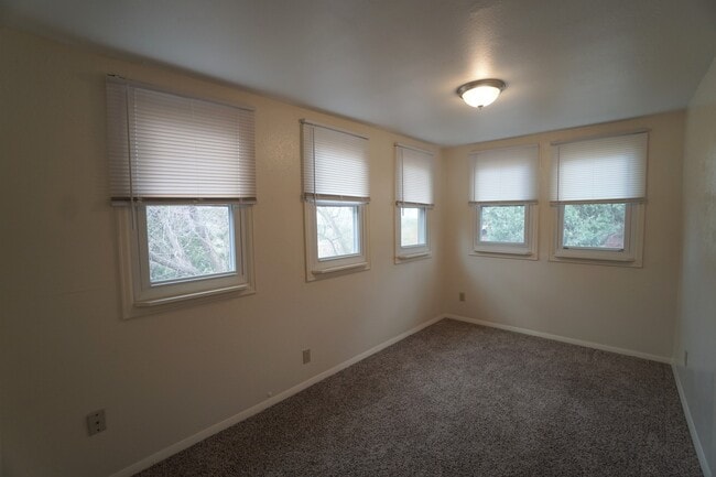 Building Photo - 824 Midland Ave