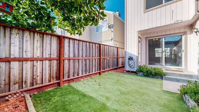 Building Photo - Charming 3 Bedroom 2.5 Bath with Bonus Room and Private Yard!