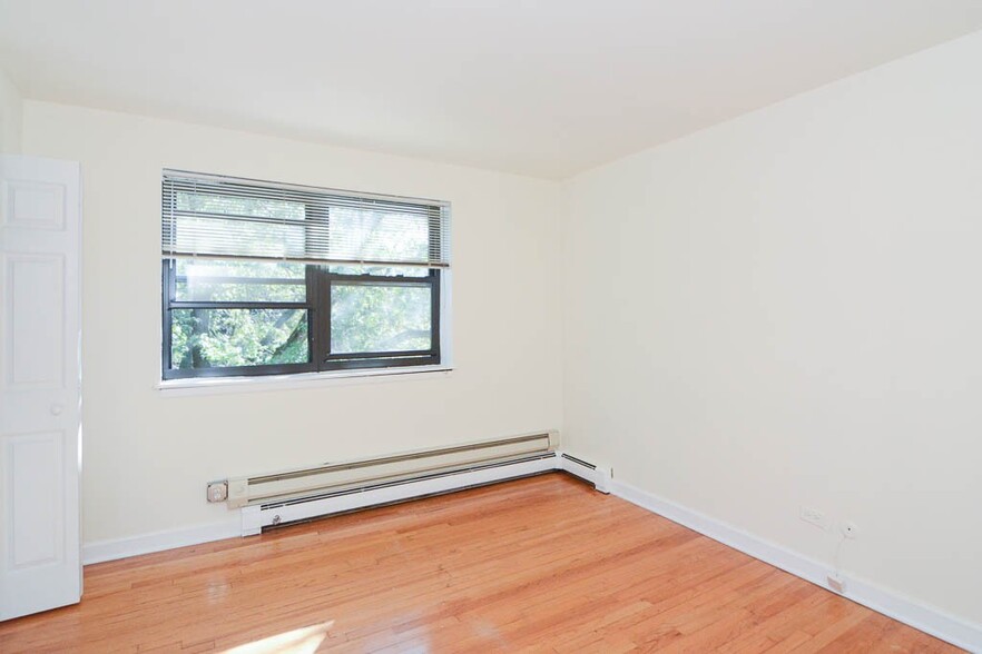 Building Photo - 663 W Wrightwood Ave