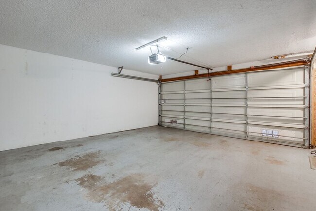 Building Photo - Spacious La Jolla Townhome in Desirable Wo...