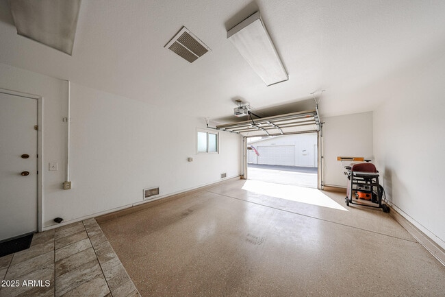 Building Photo - 10827 W Santa Fe Dr