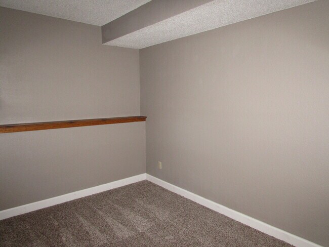 Building Photo - 3 Bedroom House Close to FLW -  New LVP Flooring May 2024!