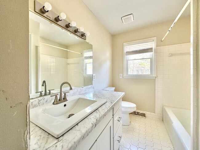 Building Photo - Spacious 3 Bedroom Home Convenient to New Garden