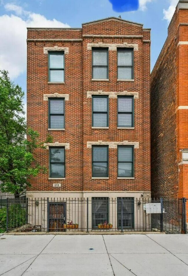 Primary Photo - 619 N Racine Ave