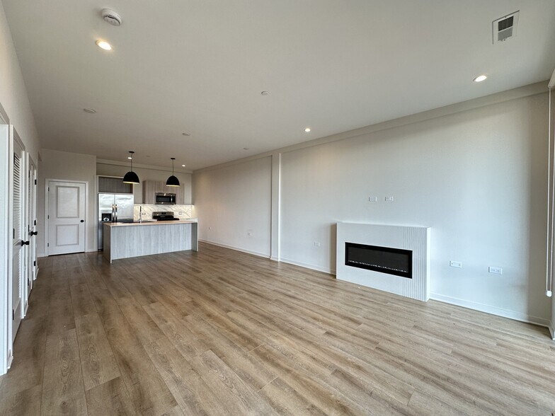 Building Photo - 6340 W Belmont Ave