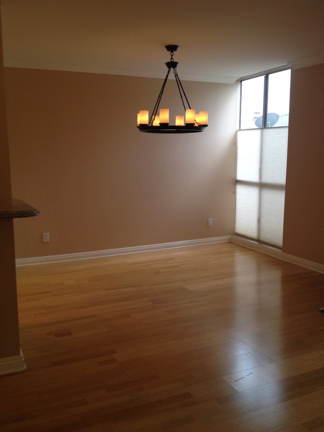 dining area - 725 S Barrington Ave