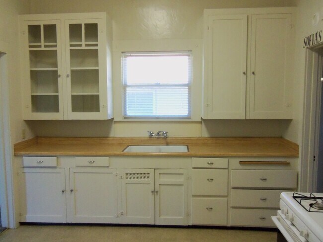 Building Photo - W23rd 445