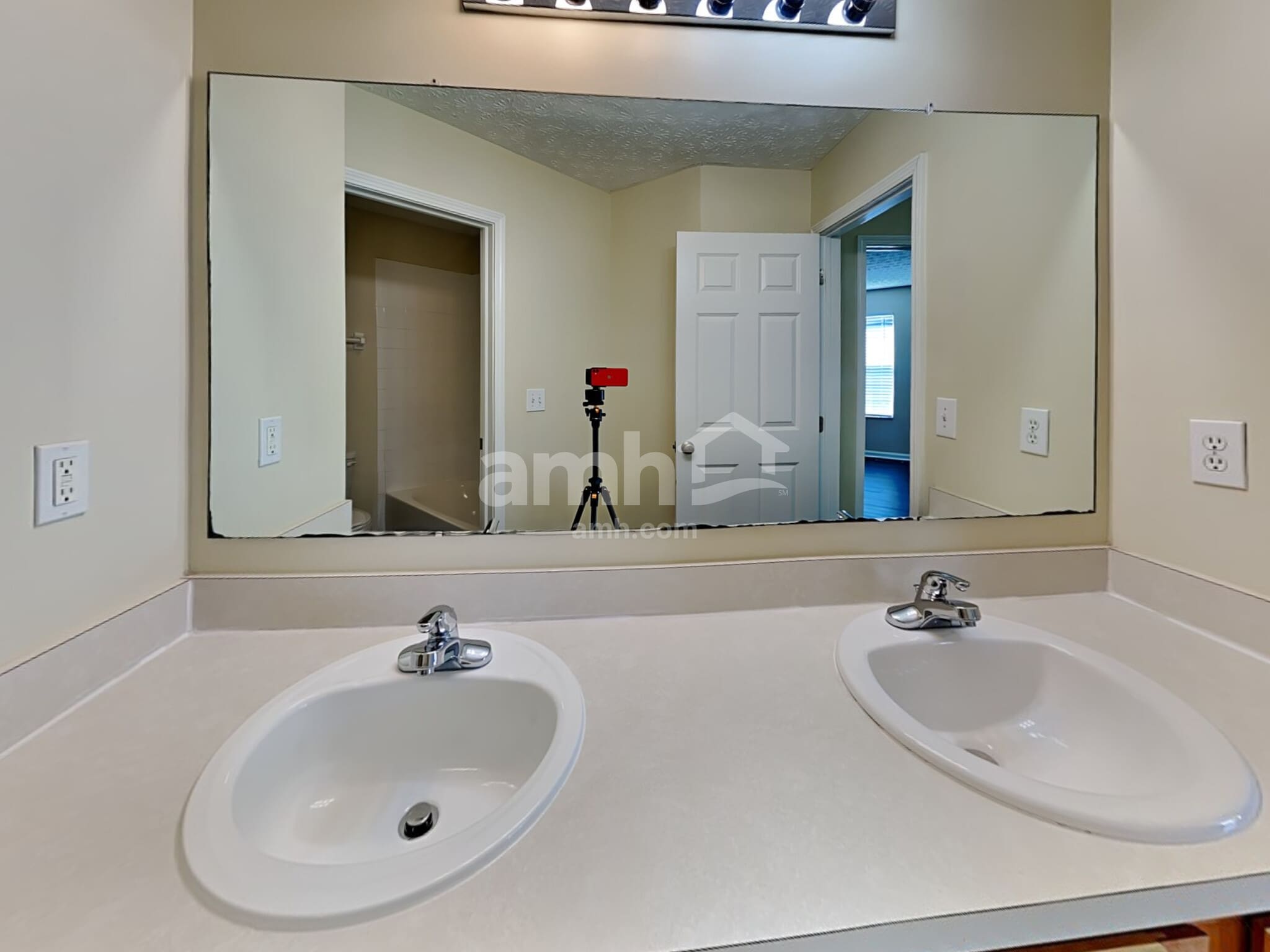 Building Photo - 10136 Corona Ln