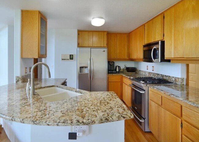 Building Photo - Gorgeous Home with a View!