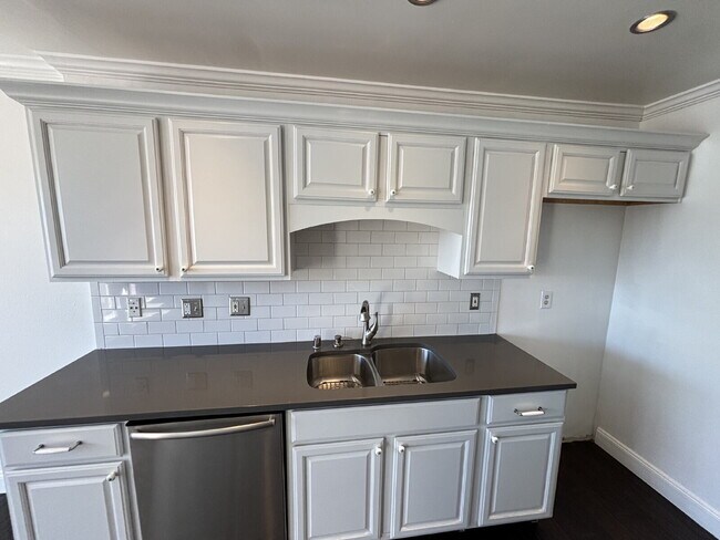 Building Photo - "Charming 3-Bed Home with Fireplace & Pool...