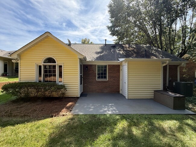 Building Photo - 815 Meadowstone Dr