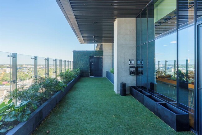 Building Photo - 610 Davis St