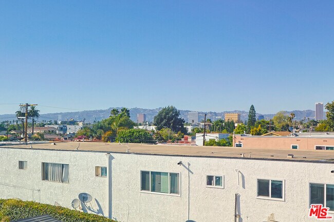 Building Photo - 1921 Carmona Ave