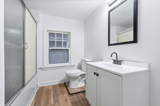 Building Photo - Freshly Updated 3-Bed Home with Back Parking