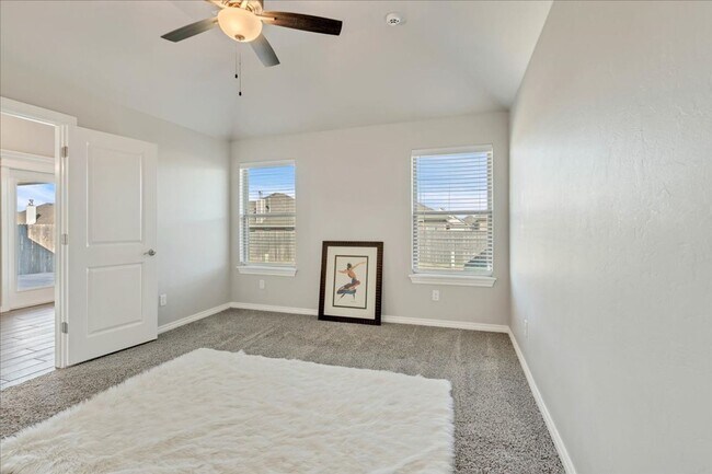 Building Photo - Nearly New Yukon Schools