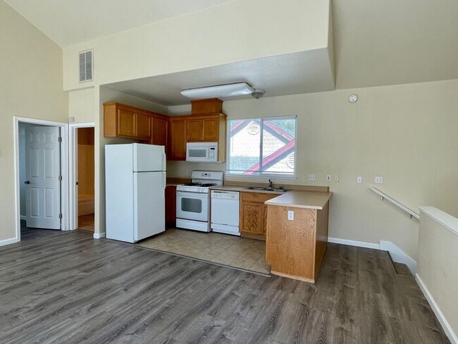 Building Photo - Great 1 bed, 1bath, 2-story end-unit apart...